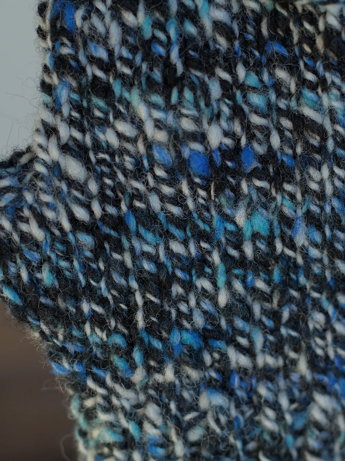 Mitaines noir bleu et beige - filée main laine française – Image 6