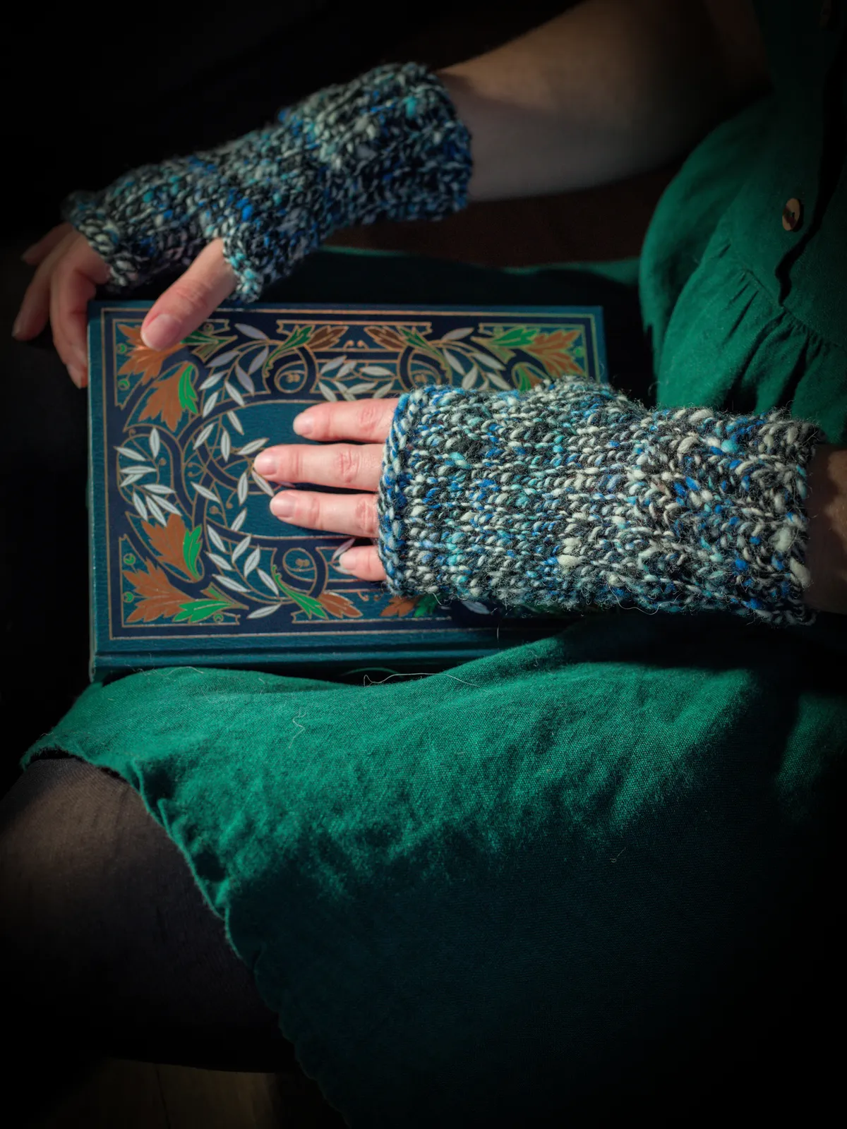 Mitaines noir bleu et beige - filée main laine française – Image 4