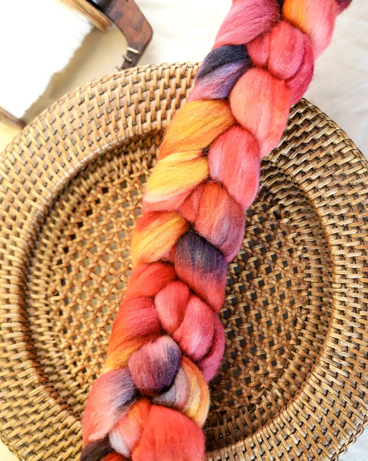 Tarte aux fruits rouges - Mèche de mérinos d'Arles teint à la main à filer – Image 10