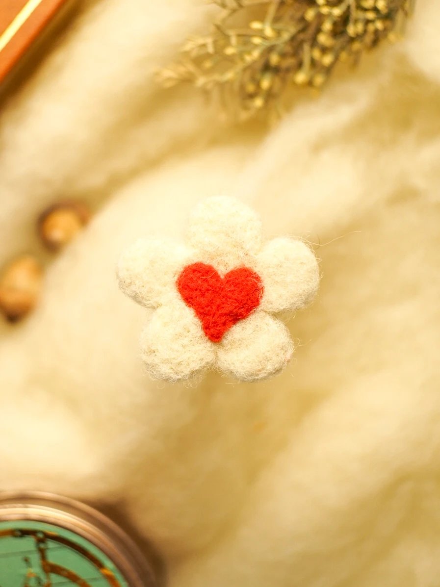 Broche cœur en fleur blanche – Image 5