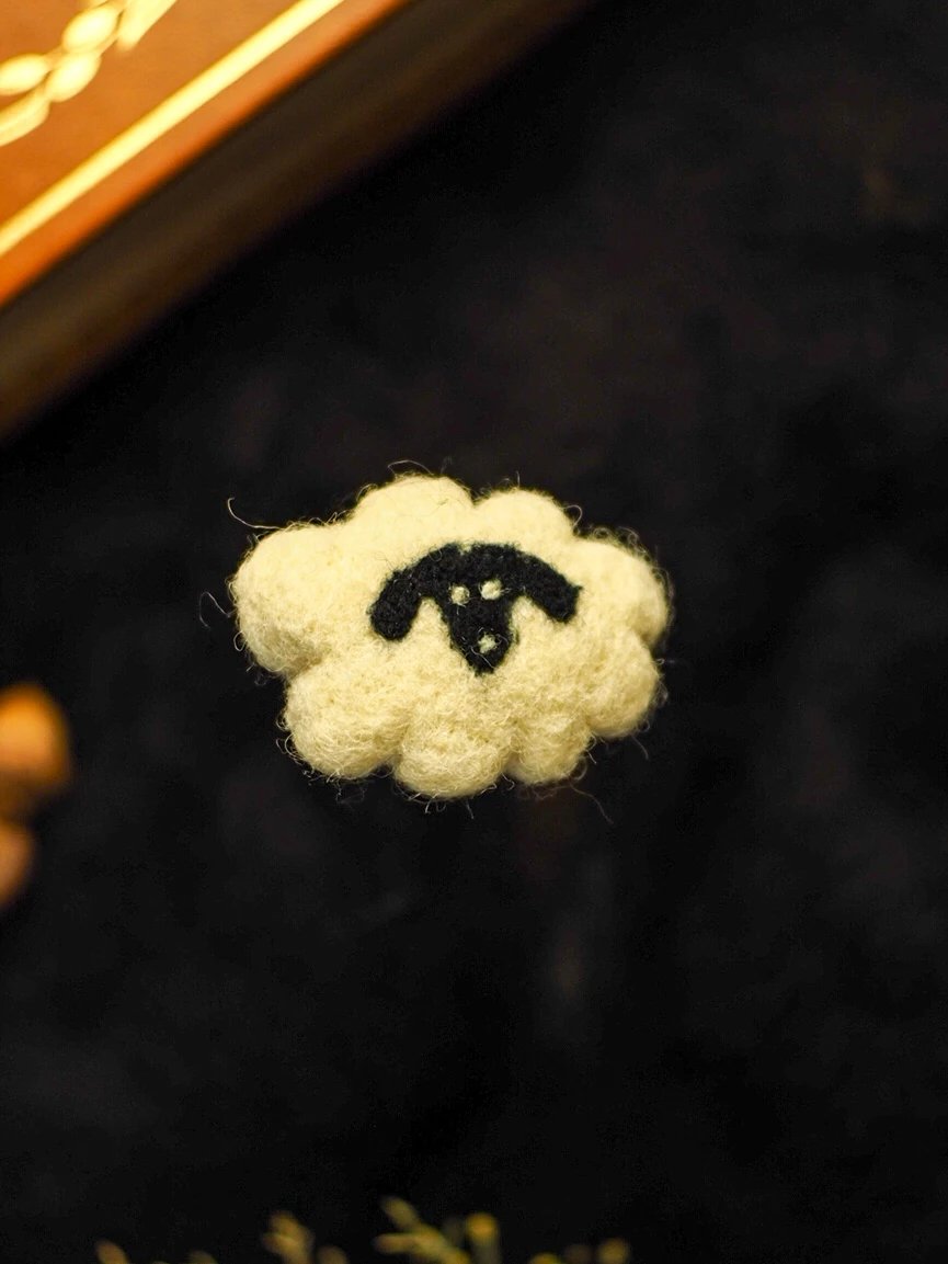 Broche nuage en forme de mouton