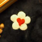 Broche  cœur en fleur blanche