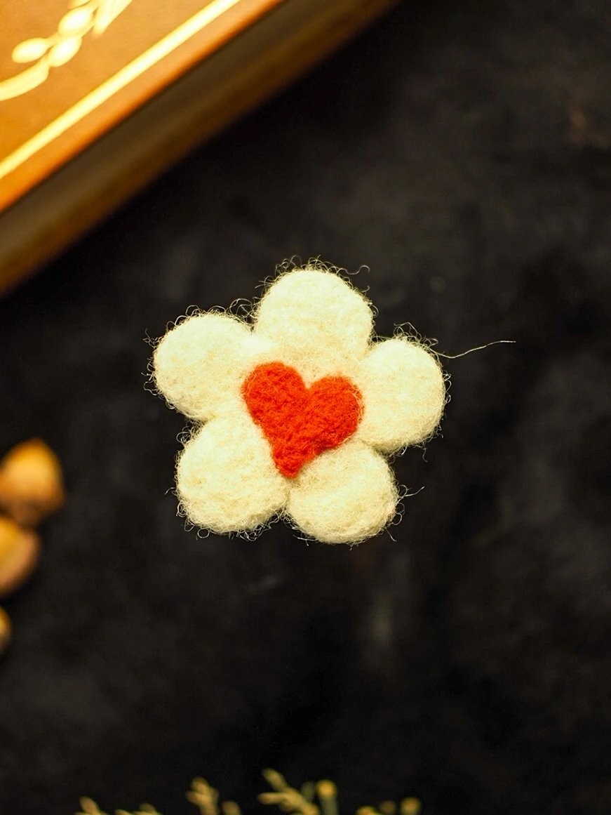 Broche cœur en fleur blanche