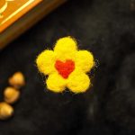 Broche  cœur en fleur jaune