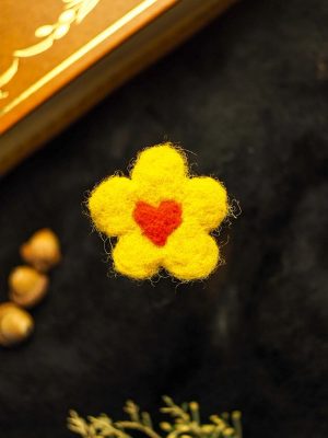 Broche cœur en fleur jaune