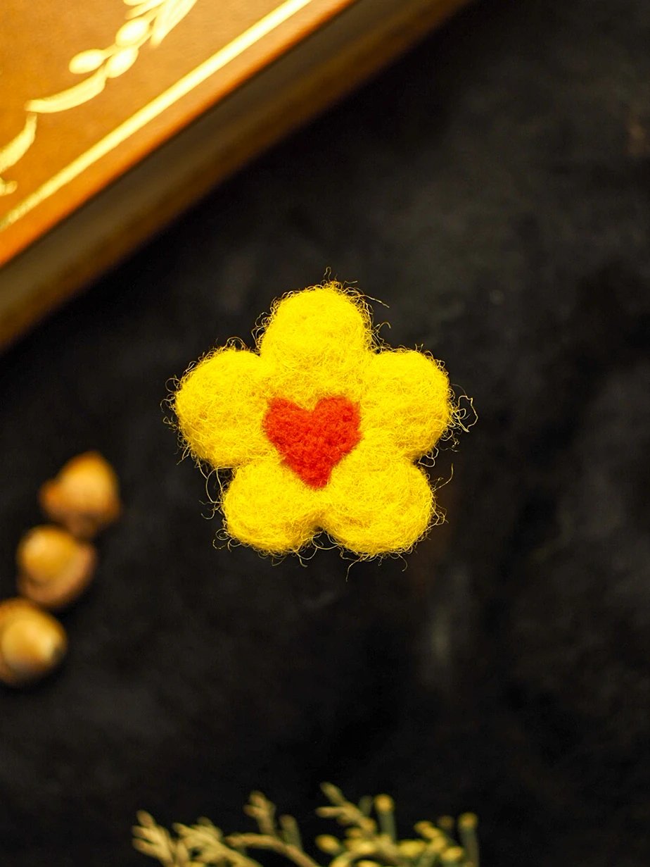 Broche cœur en fleur jaune