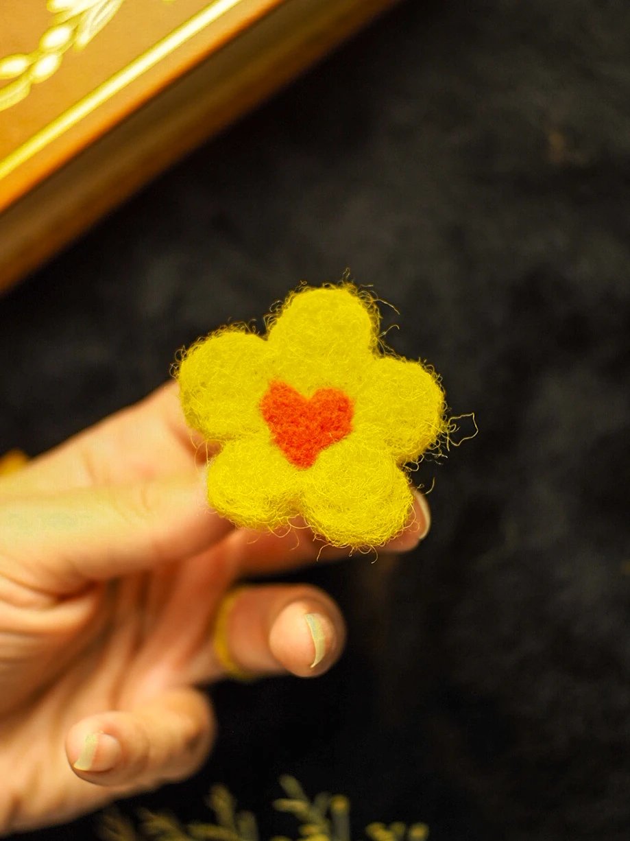 Broche cœur en fleur jaune – Image 5
