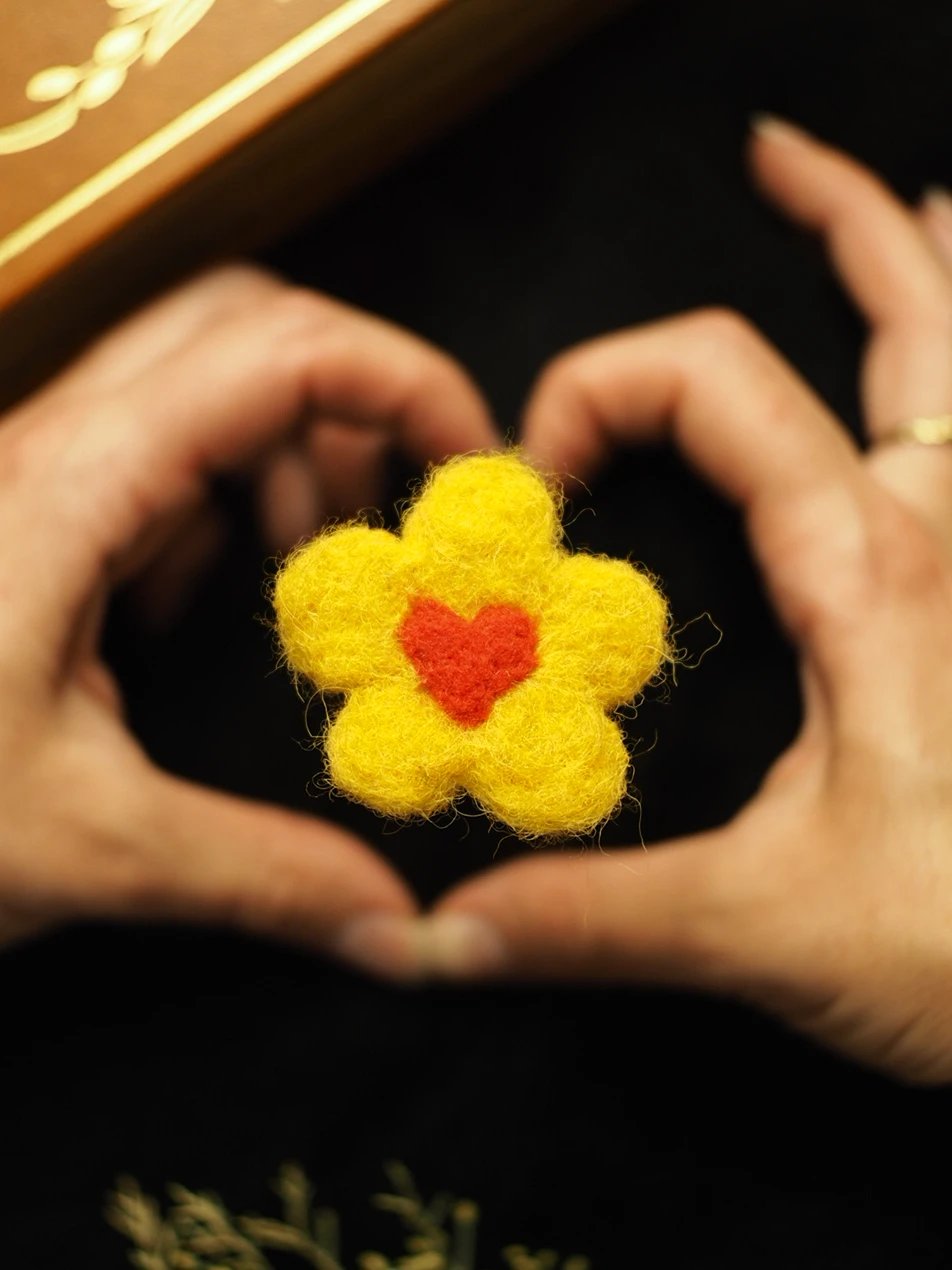Broche cœur en fleur jaune – Image 2