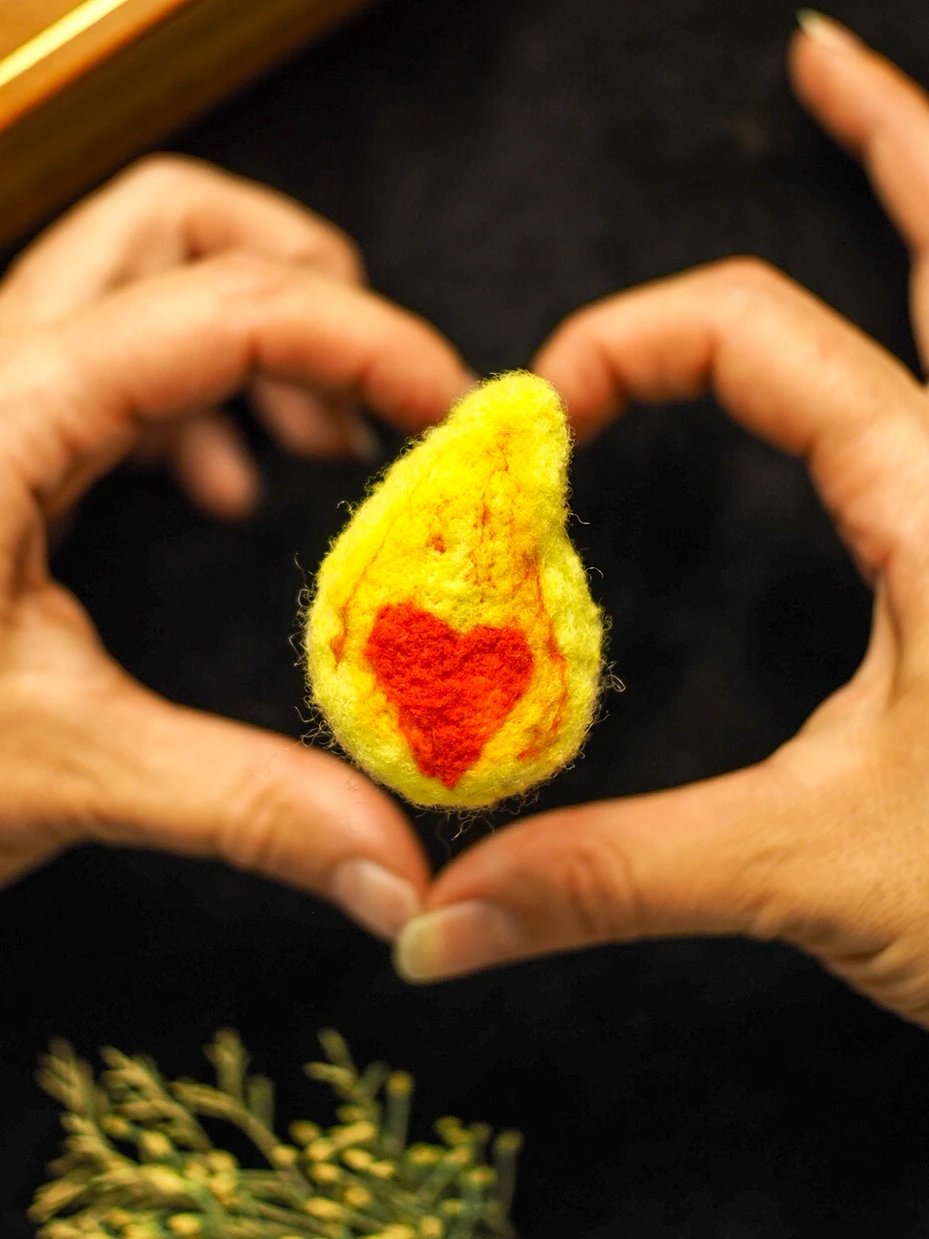 Broche cœur en flamme – Image 4