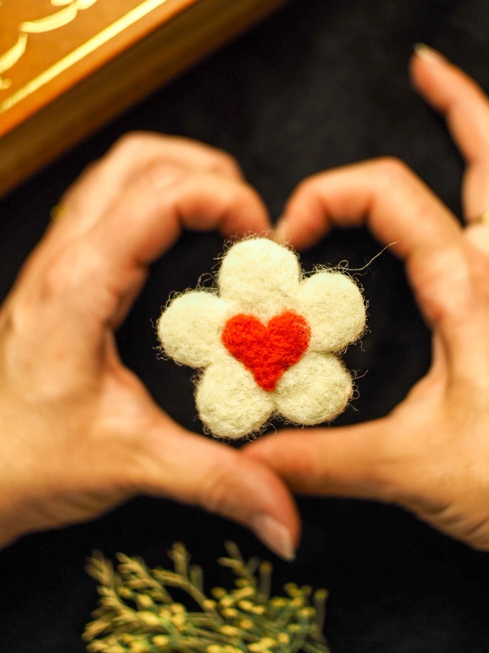 Broche cœur en fleur blanche – Image 3