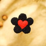 Broche  cœur en fleur noir