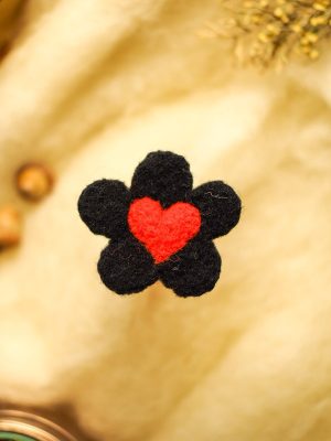 Broche cœur en fleur noir