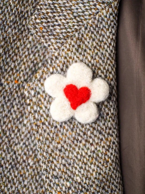 Broche cœur en fleur blanche – Image 4