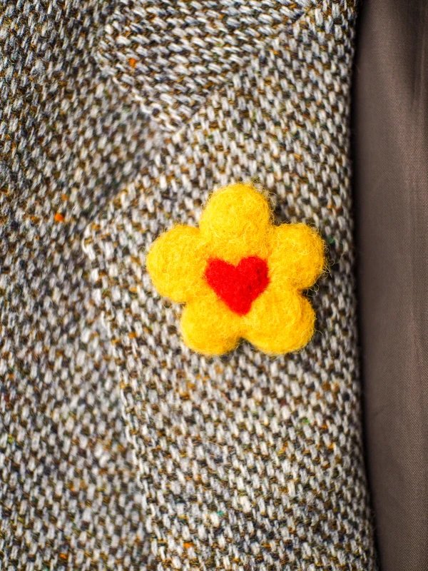 Broche cœur en fleur jaune – Image 3
