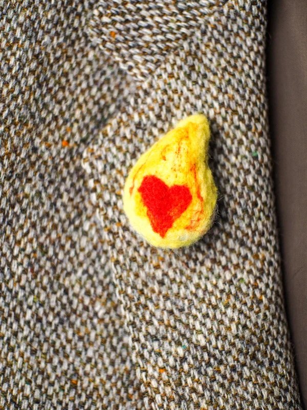 Broche cœur en flamme – Image 3
