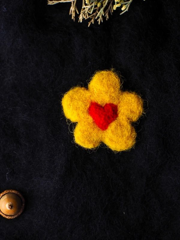 Broche cœur en fleur jaune – Image 4