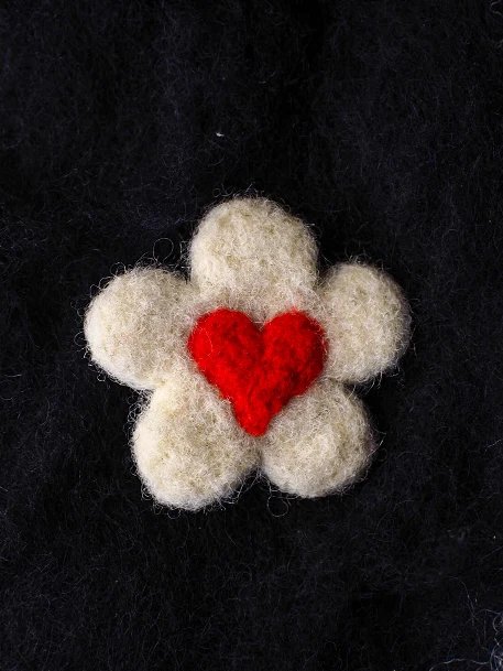 Broche cœur en fleur blanche – Image 2