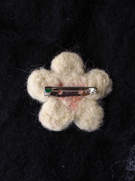Broche cœur en fleur blanche – Image 6