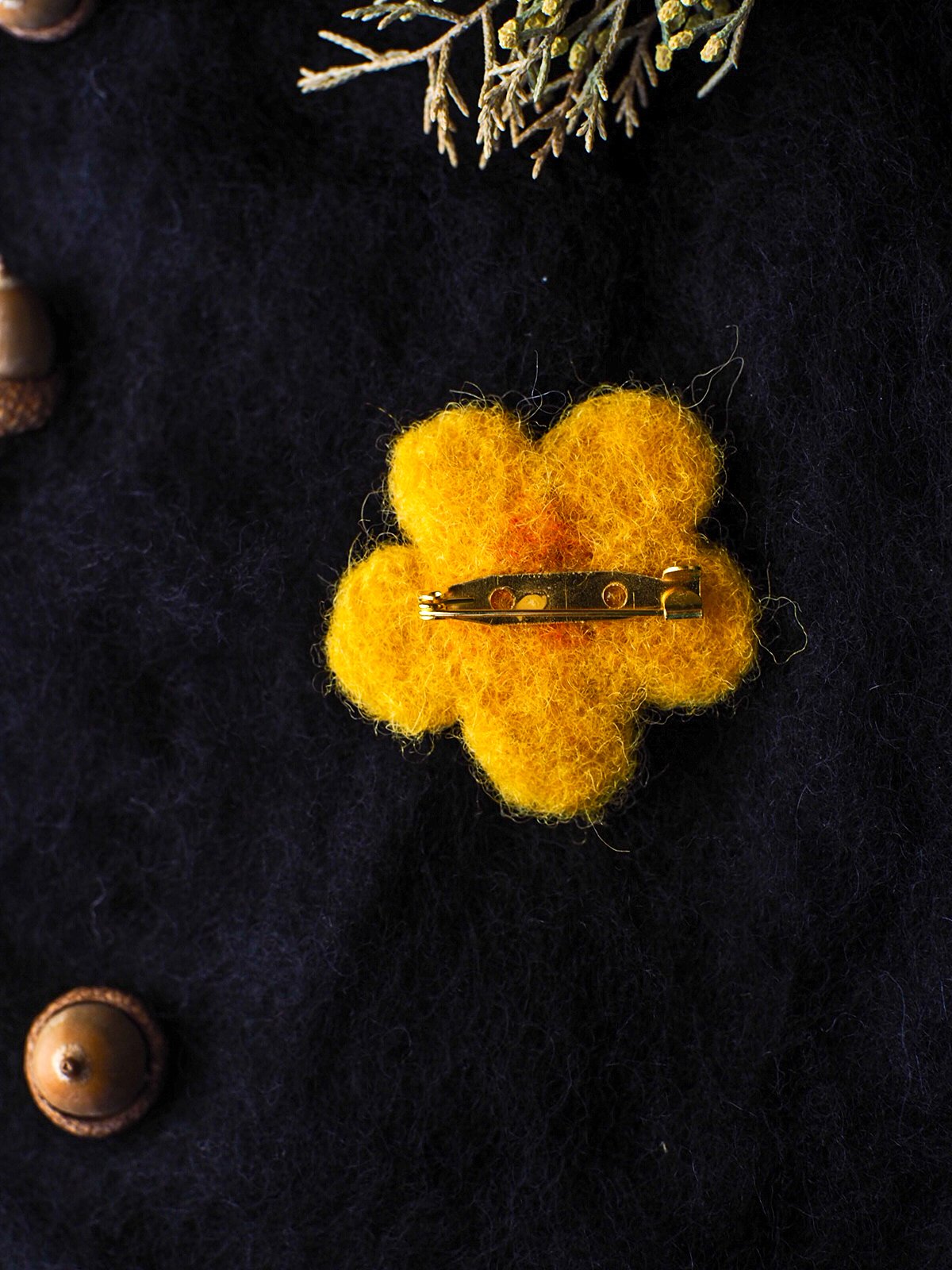 Broche cœur en fleur jaune – Image 6